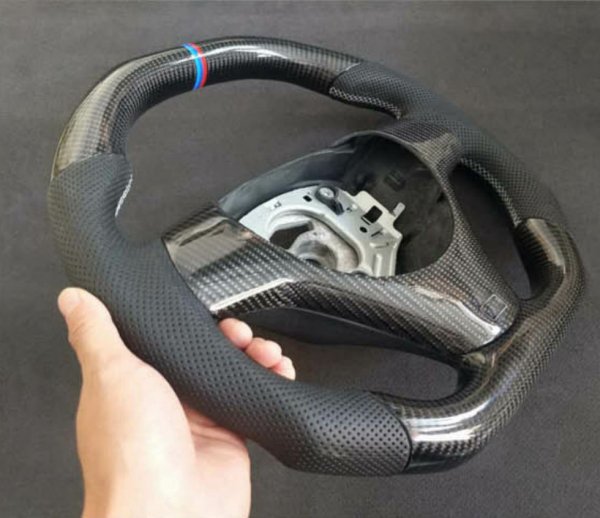 碳纤维方向盘的优点与成本：前卫外观与高昂价格
